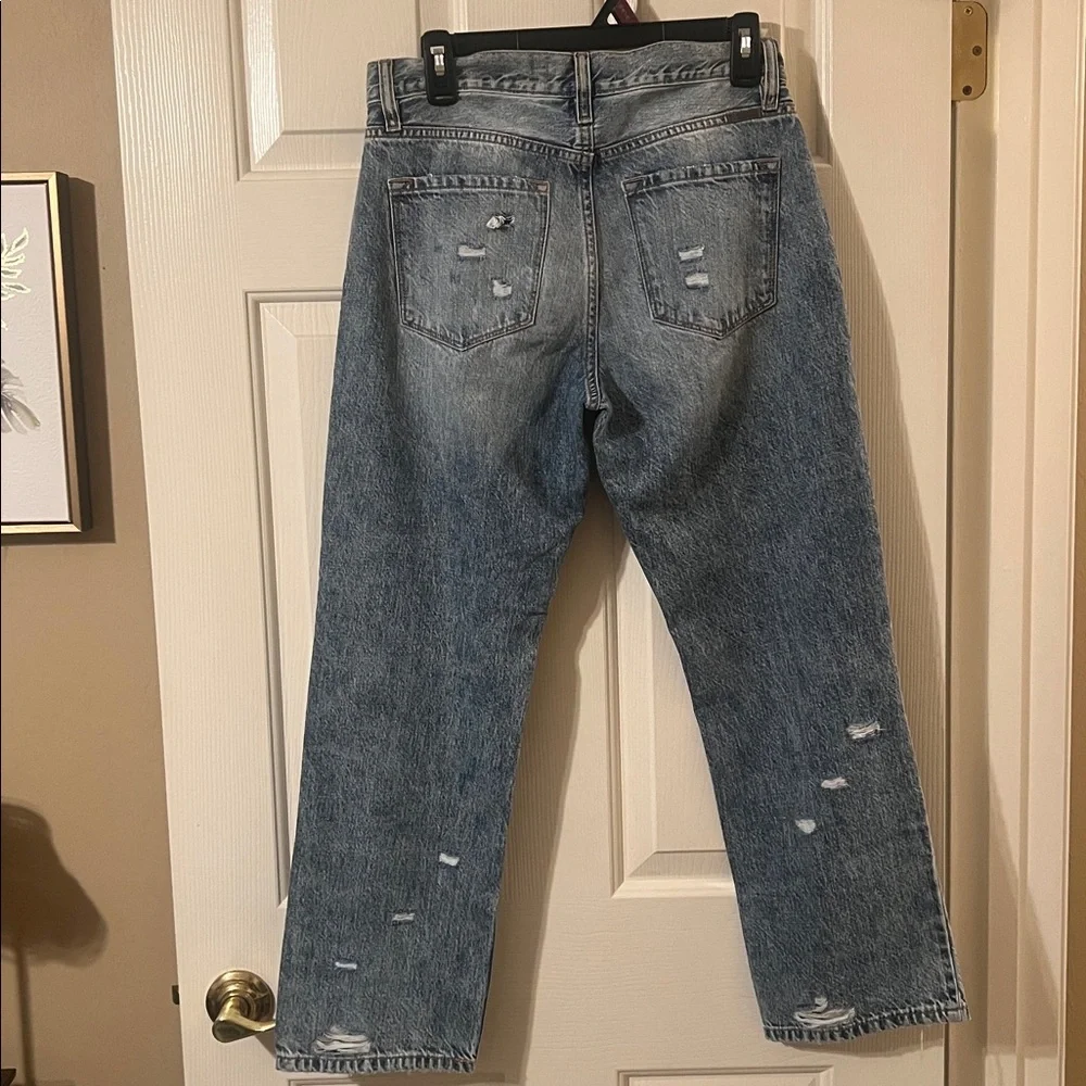 NWOT Junior’s Cropped Straight Leg Distressed Light Wash Jeans Size 5/26 - Picture 4 of 11